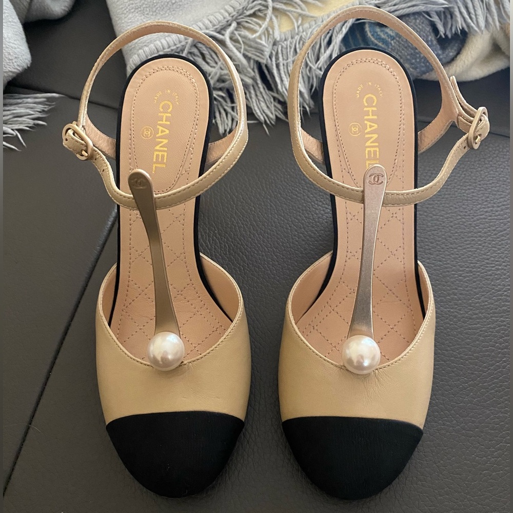 Chanel Black and Tan T-Strap Shoes w/Round Grosgrain Cap Toes and Pearl - Picture 2 of 14